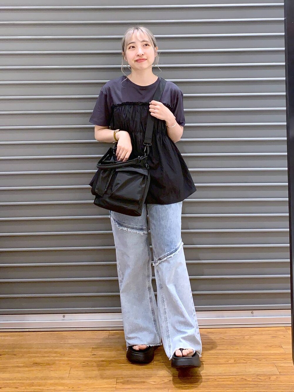 ブラック系のサンダル、ブラック系のショルダーバッグ、ブラック系のTシャツ/カットソーを着用したレディースの夏コーディネートの5枚目の写真