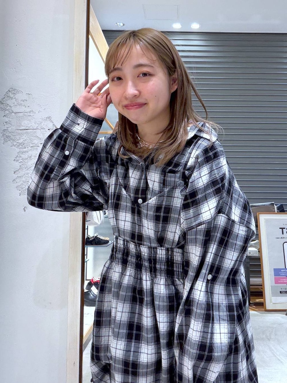 ブラック系のシャツ/ブラウス、ブラック系のキャミソール、ブラック系のニットキャップ/ビーニーを着用したレディースの春コーディネートの2枚目の写真