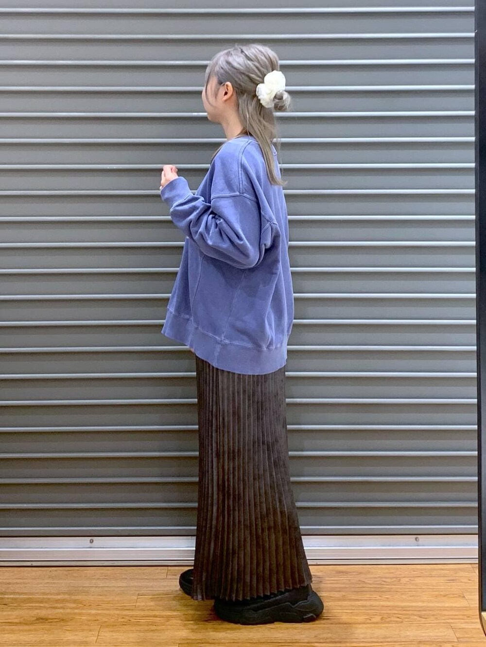 グレー系のショルダーバッグ、ブラック系のスニーカー、グレー系のスカートを着用したレディースの秋コーディネートの3枚目の写真