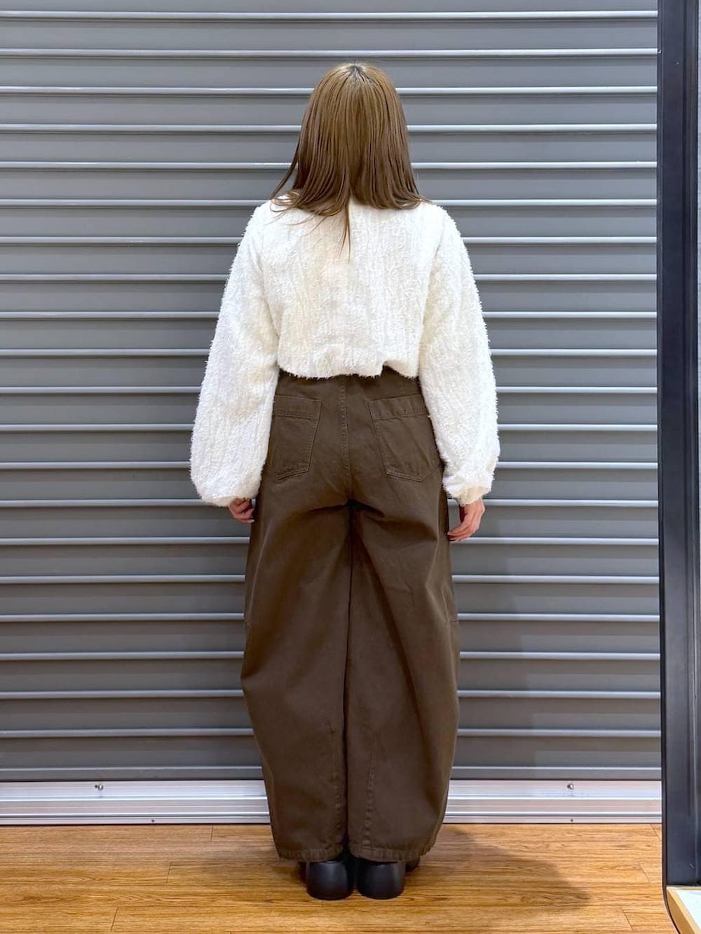 ブラック系のサンダル、ベージュ系のシャツ/ブラウス、グリーン系のその他パンツを着用したレディースの冬コーディネートの2枚目の写真