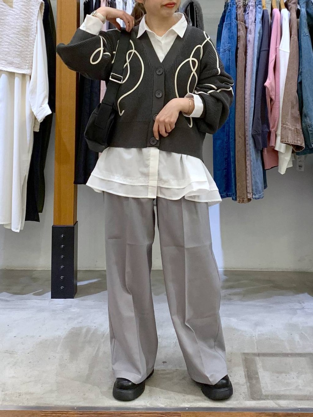 グレー系のその他パンツ、ブラック系のサンダル、グレー系のカーディガン/ボレロを着用したレディースの冬コーディネートの2枚目の写真