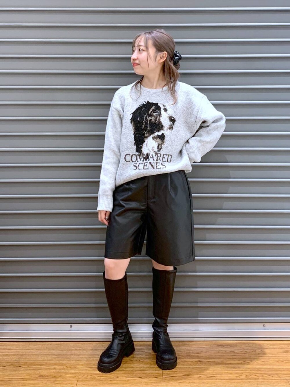 シルバー系のトートバッグ、ブラック系のブーツ、ブラック系のその他パンツを着用したレディースの冬コーディネートの4枚目の写真