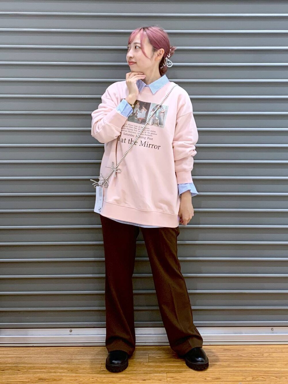 ブラック系のブーツ、ブルー系のシャツ/ブラウス、ブラウン系のスラックスを着用したレディースの秋コーディネートの4枚目の写真