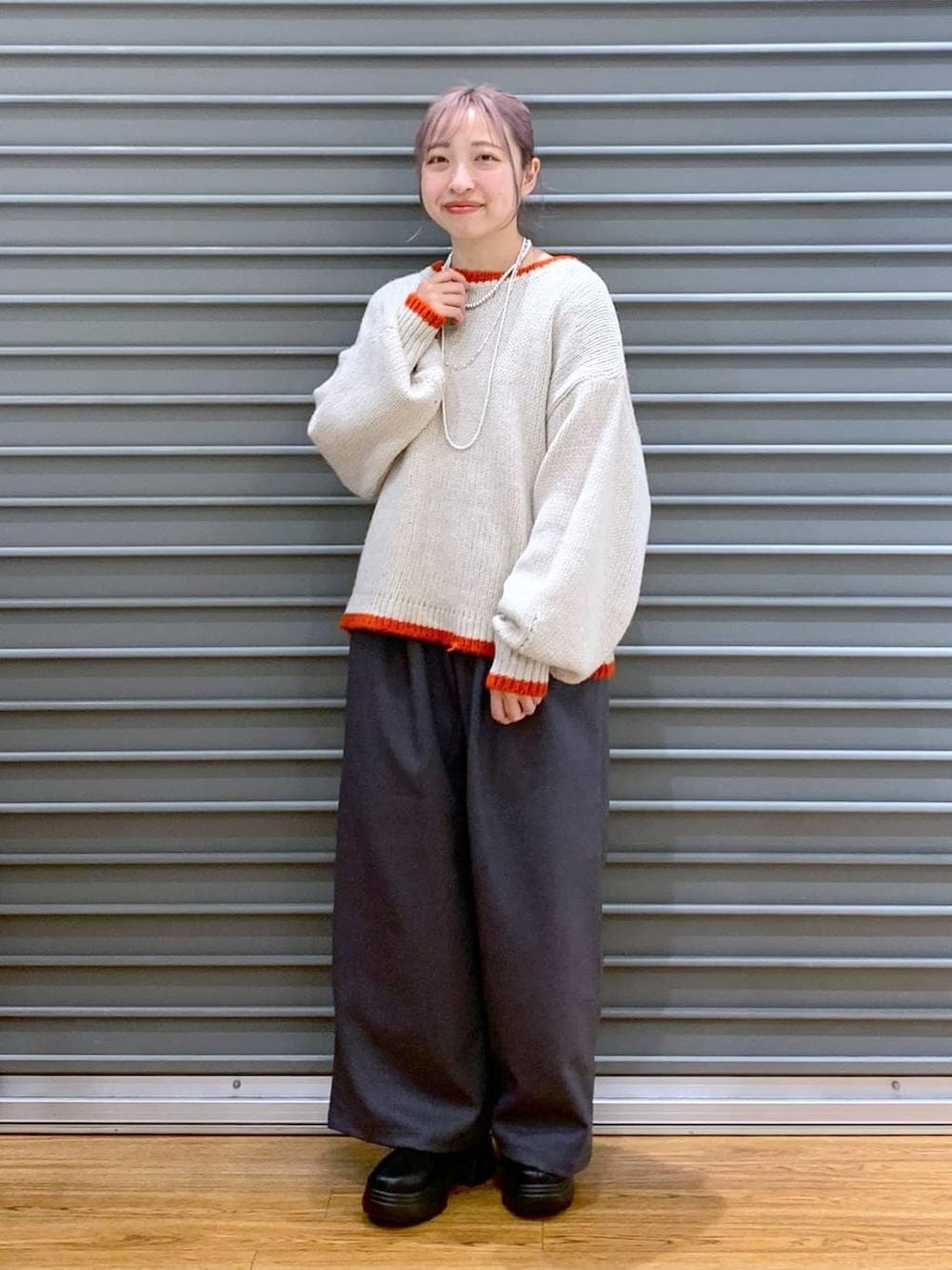 ブラック系のブーツ、ブラウン系のトートバッグ、グレー系のその他パンツを着用したレディースの冬コーディネートの6枚目の写真