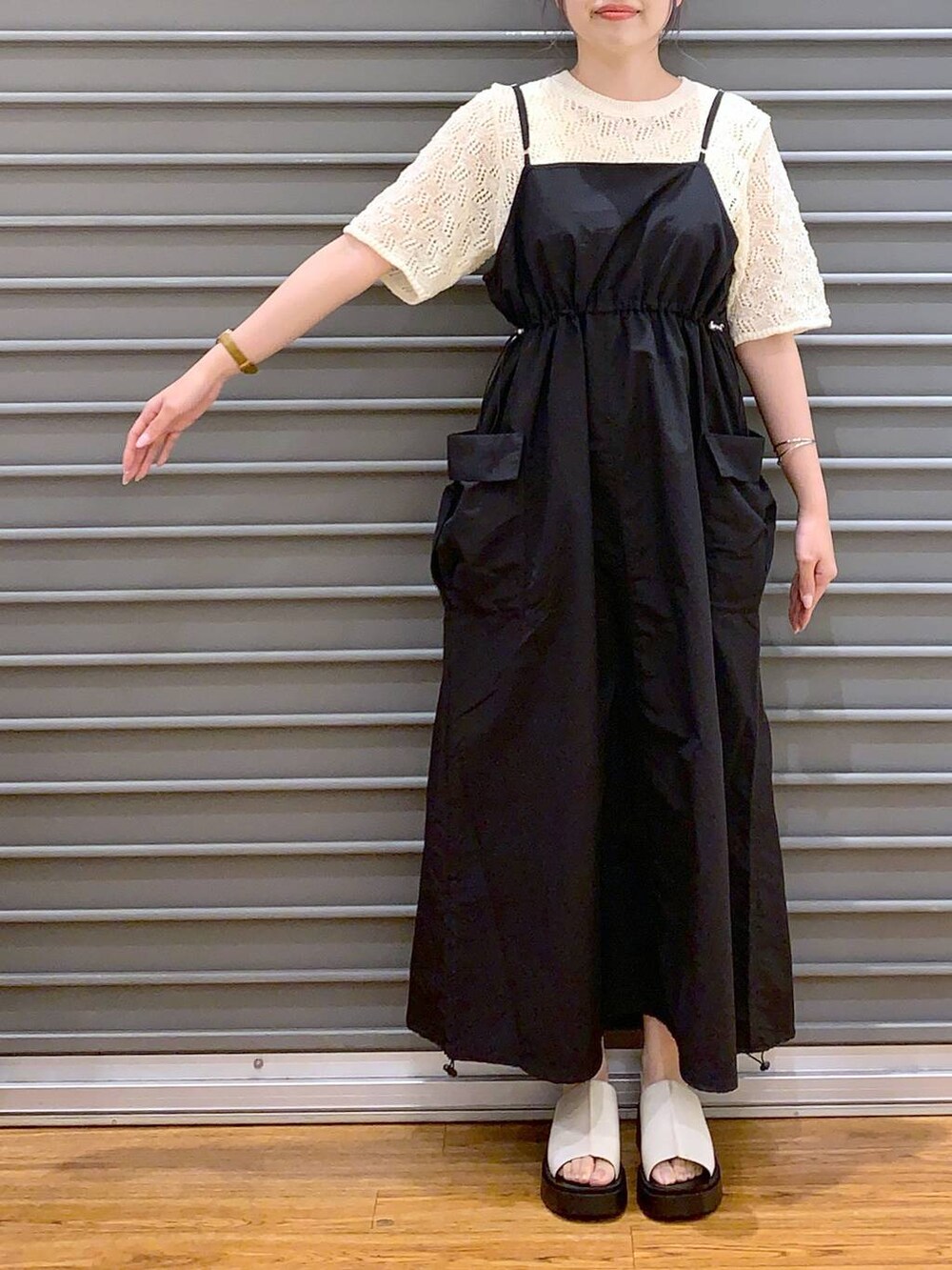ベージュ系のショルダーバッグ、ブラック系のシャツ/ブラウス、ホワイト系のサンダルを着用したレディースの春コーディネートの3枚目の写真