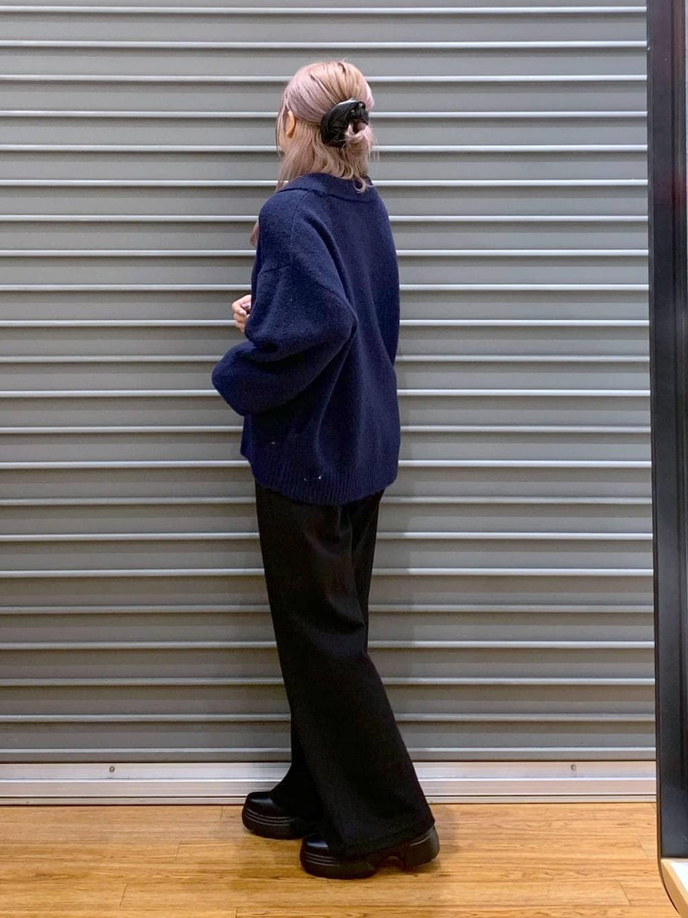 ブラック系のブーツ、ブラック系のショルダーバッグ、ブラック系のスウェットパンツを着用したレディースの冬コーディネートの3枚目の写真