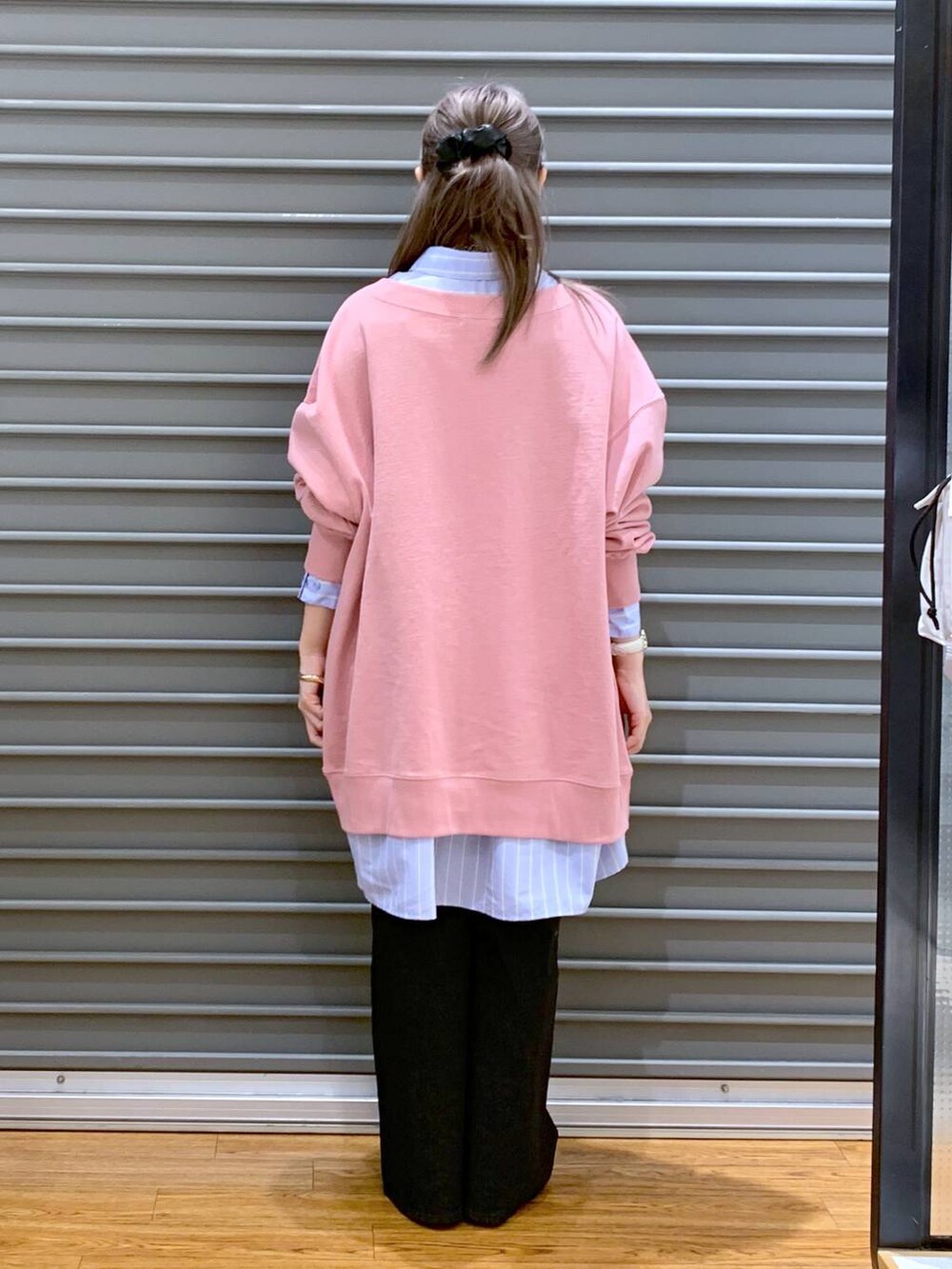 ブルー系のシャツ/ブラウス、ブラック系のデニムパンツ、ブラック系のショルダーバッグを着用したレディースの春コーディネートの2枚目の写真