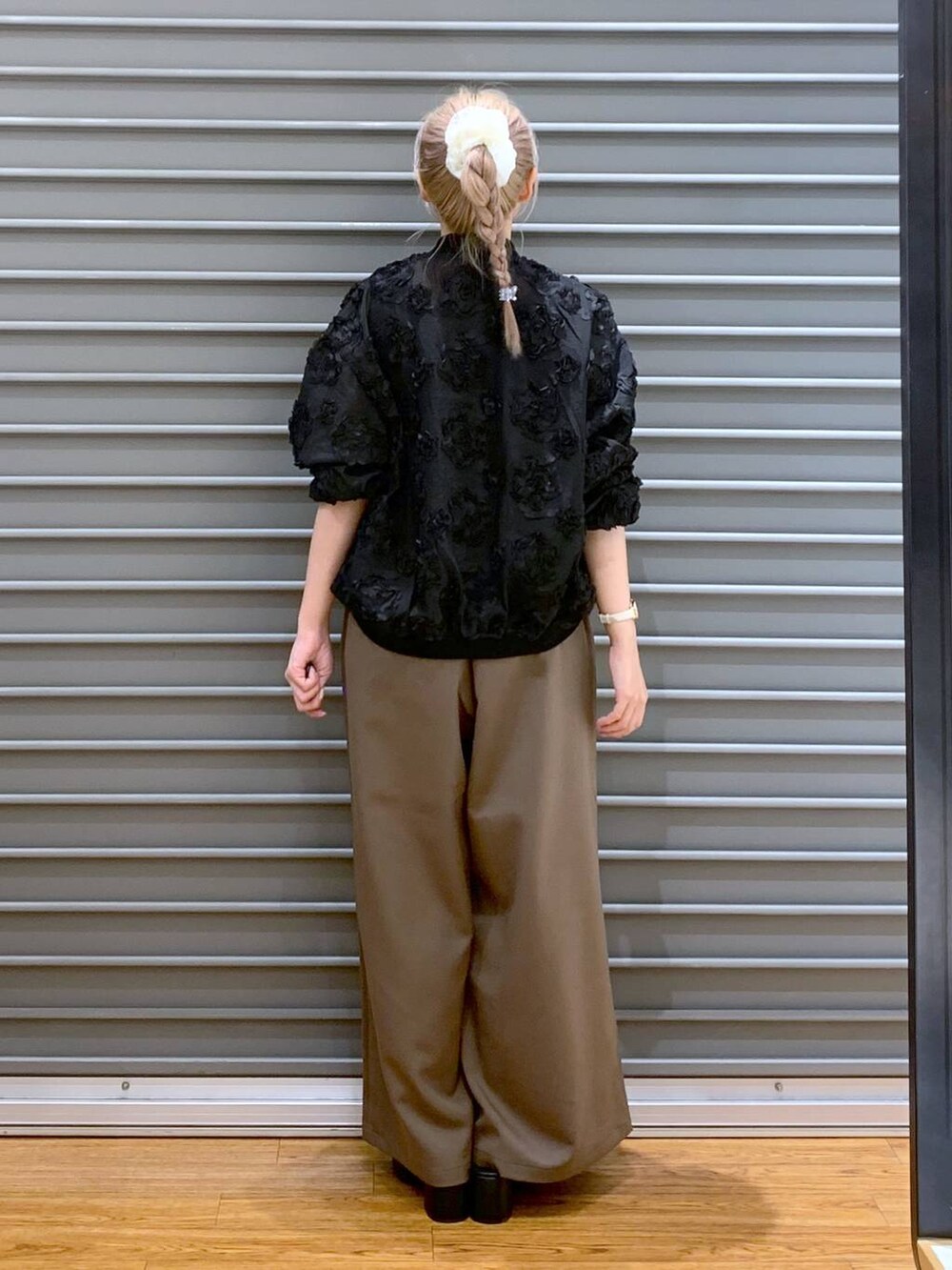 ブラウン系のその他パンツ、ブラック系のその他シューズ、ブラック系のショルダーバッグを着用したレディースの秋コーディネートの2枚目の写真