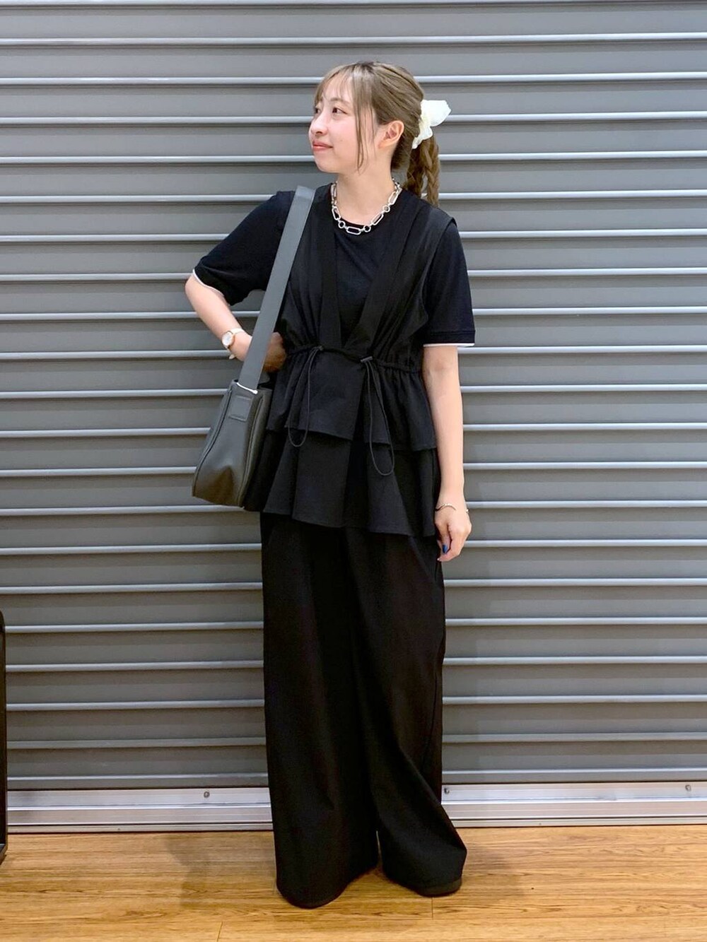 シルバー系のサンダル、ブラック系のつなぎ/オールインワン、グレー系のショルダーバッグを着用したレディースの夏コーディネートの4枚目の写真