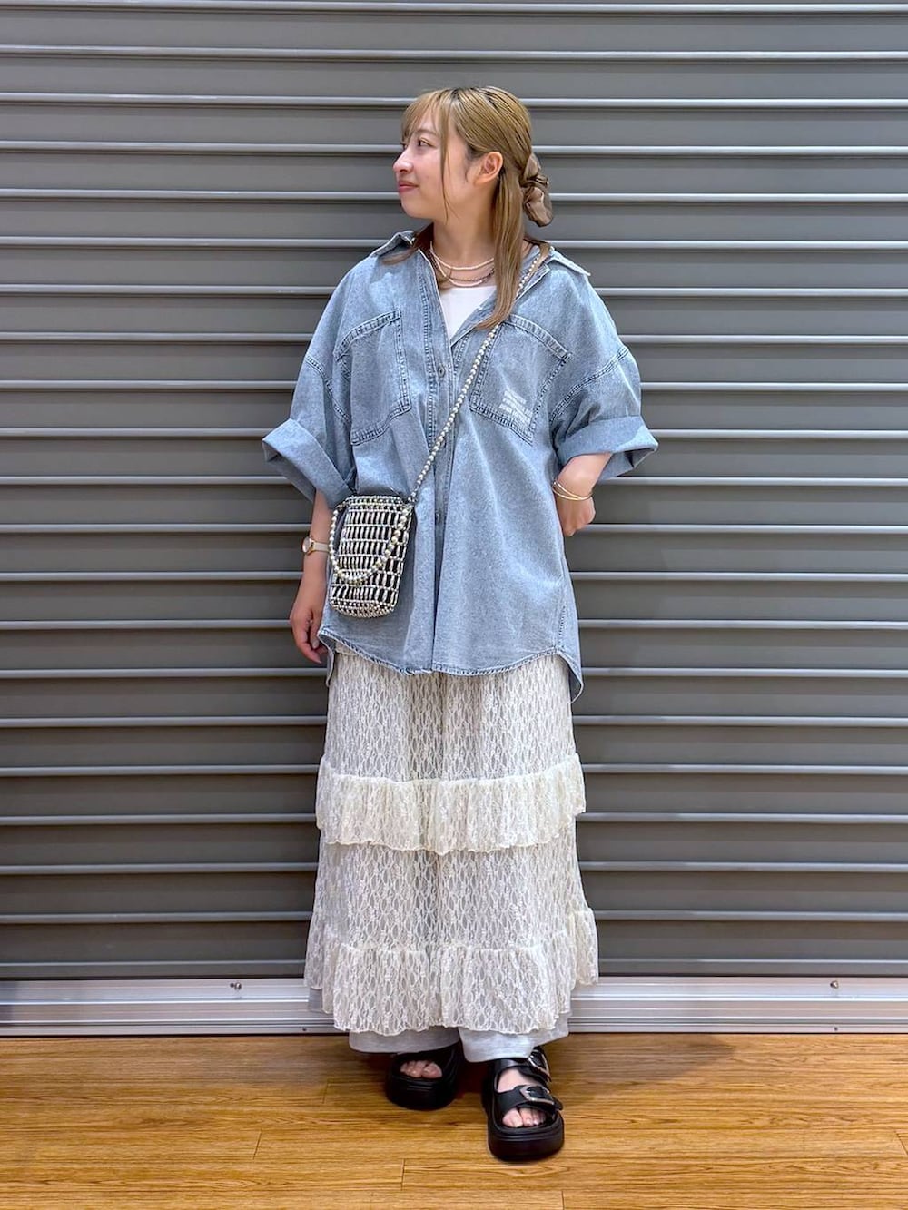 グレー系のその他パンツ、ブラック系のサンダル、ブルー系のシャツ/ブラウスを着用したレディースの春コーディネートの5枚目の写真