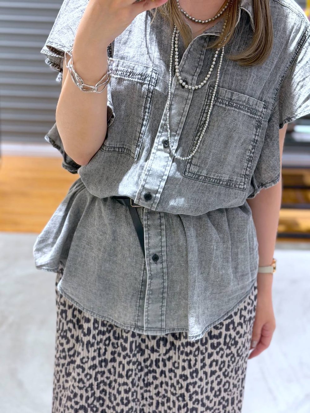 その他のスカート、グレー系のシャツ/ブラウス、シルバー系のネックレスを着用したレディースの夏コーディネートの5枚目の写真