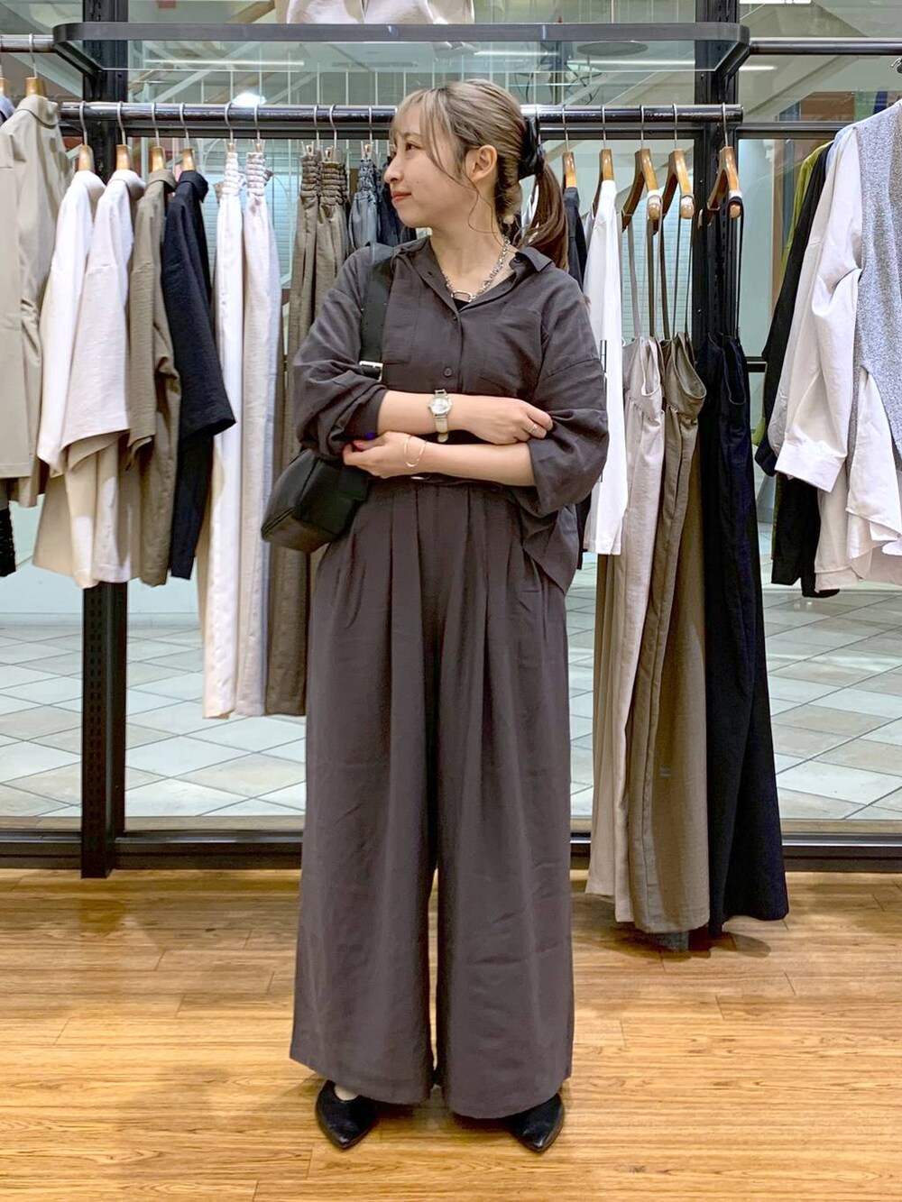 ブラック系のショルダーバッグ、ブラック系のパンプス、グレー系のその他パンツを着用したレディースの春コーディネートの3枚目の写真