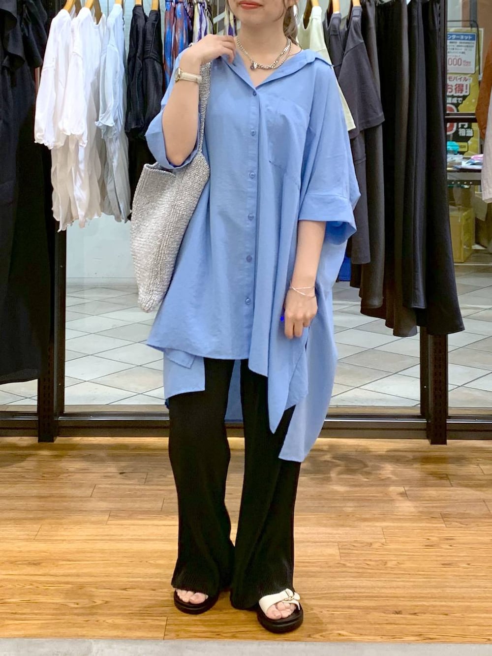 ブルー系のシャツ/ブラウス、ホワイト系のサンダル、ブラック系のその他パンツを着用したレディースの夏コーディネートの4枚目の写真
