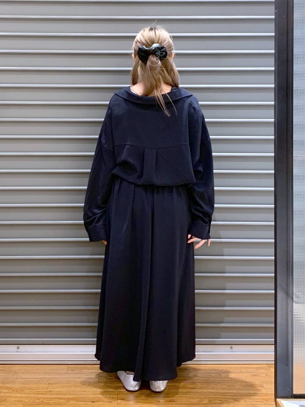 ブルー系のその他パンツ、ブルー系のシャツ/ブラウス、シルバー系のパンプスを着用したレディースの春コーディネートの2枚目の写真