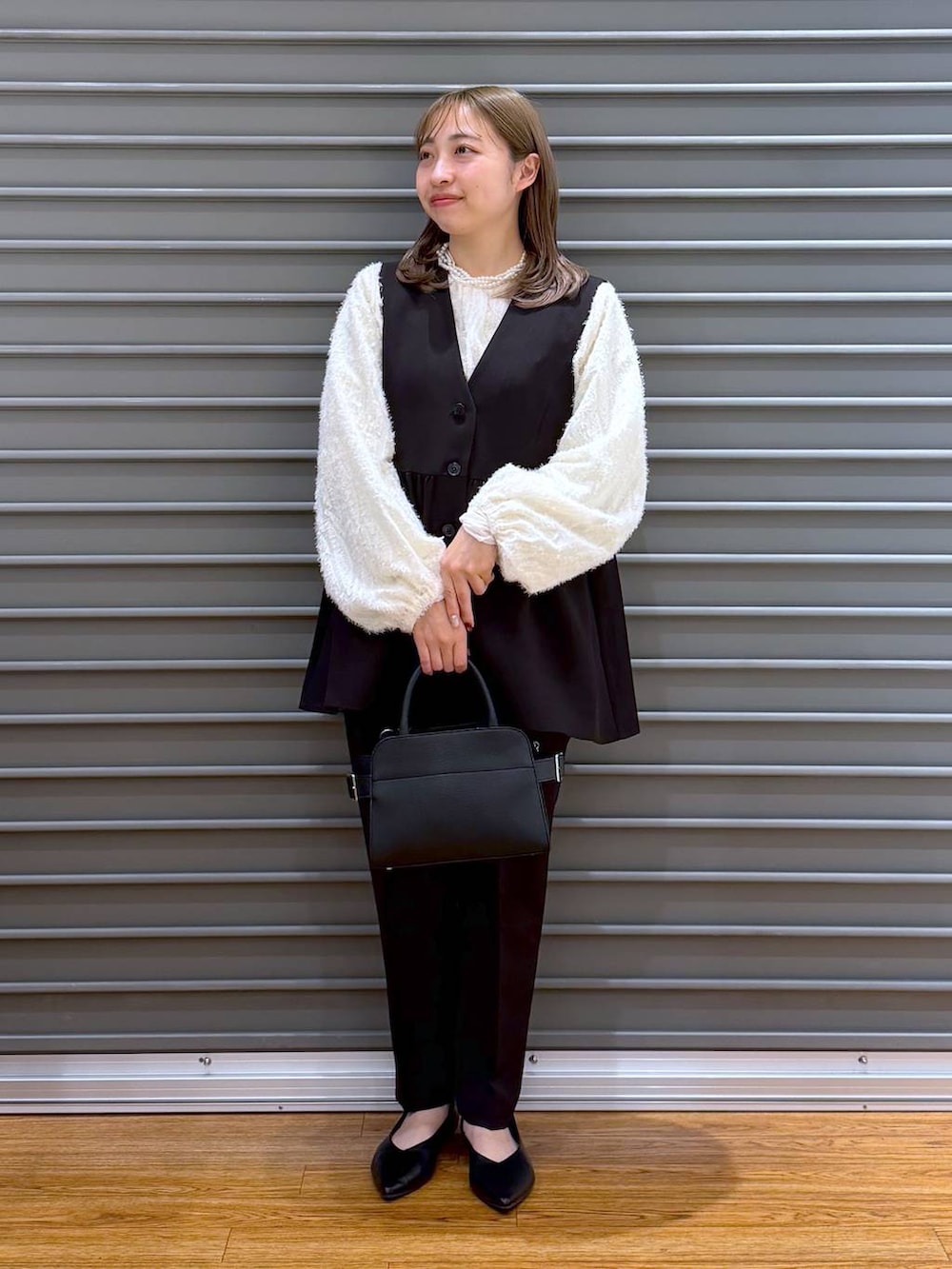 ブラック系のその他パンツ、ブラック系のその他アウター、ベージュ系のシャツ/ブラウスを着用したレディースの冬コーディネートの8枚目の写真