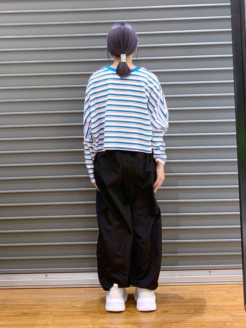 ホワイト系のスニーカー、ベージュ系のショルダーバッグ、ホワイト系のTシャツ/カットソーを着用したレディースの春コーディネートの2枚目の写真