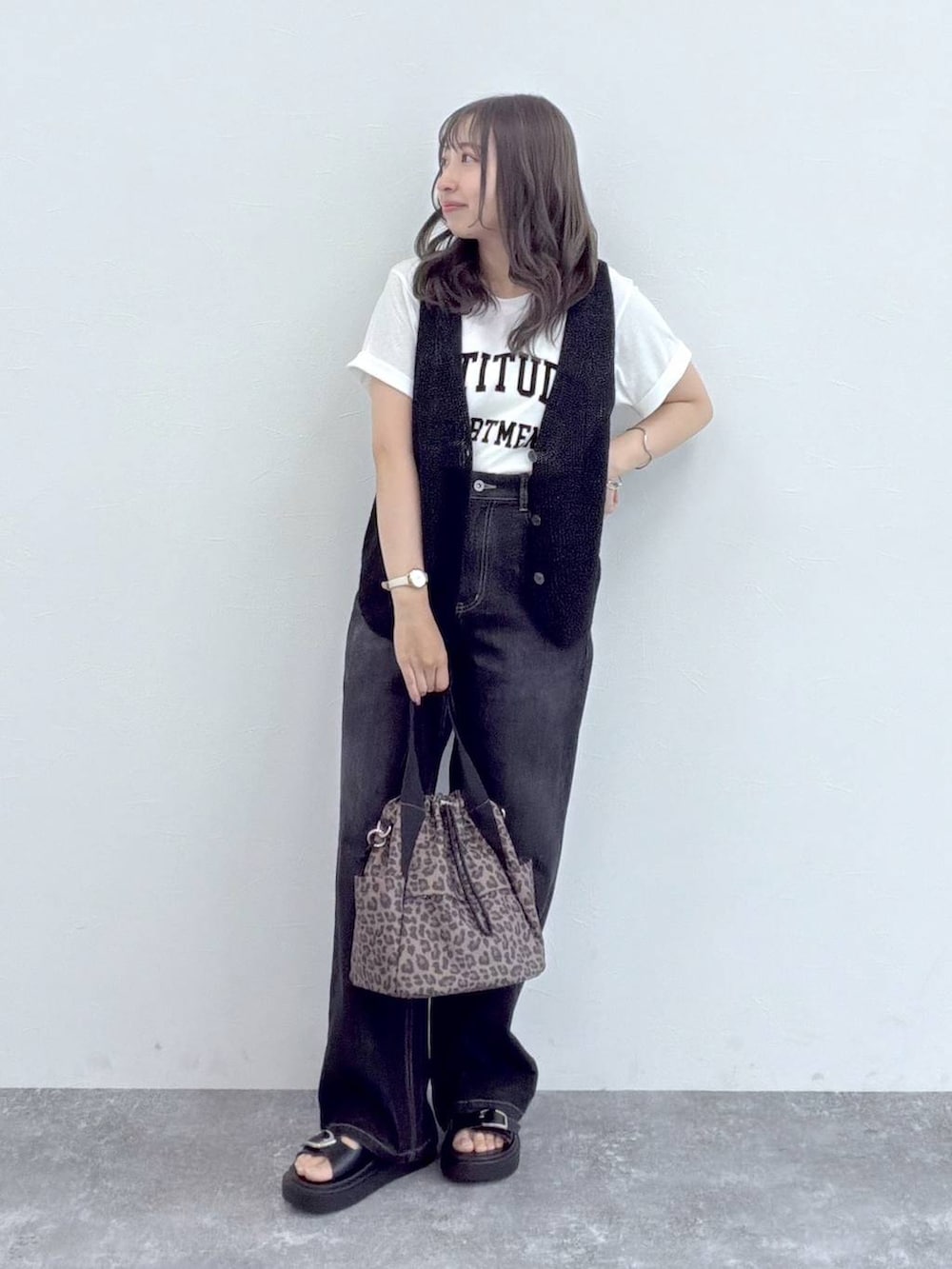 その他のショルダーバッグ、ブラック系のサンダル、ホワイト系のTシャツ/カットソーを着用したレディースの夏コーディネートの4枚目の写真