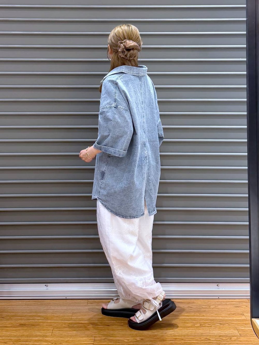 ホワイト系のその他パンツ、ホワイト系のサンダル、ホワイト系のタンクトップを着用したレディースの夏コーディネートの3枚目の写真