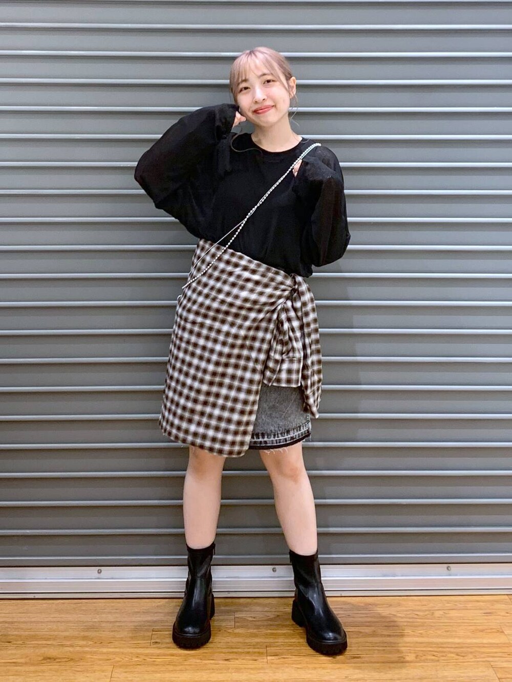 ブラック系のTシャツ/カットソー、ブラック系のブーツ、ブラウン系のシャツ/ブラウスを着用したレディースの秋コーディネートの6枚目の写真