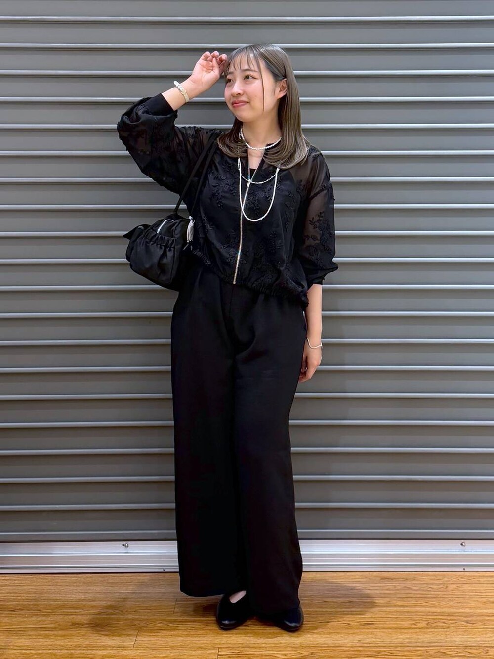 ブラック系のその他パンツ、ブラック系のボストンバッグ、ブラック系のキャミソールを着用したレディースの春コーディネートの4枚目の写真