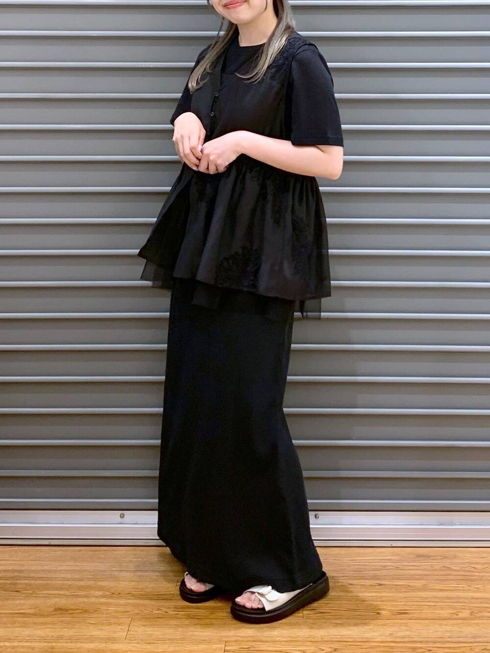 ホワイト系のサンダル、ブラック系のショルダーバッグ、ブラック系のシャツ/ブラウスを着用したレディースの夏コーディネートの5枚目の写真