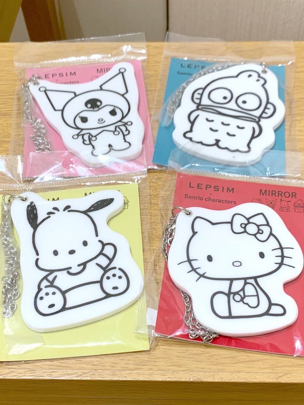 レッド系の手鏡/メイクミラー、ピンク系の手鏡/メイクミラー、グリーン系の手鏡/メイクミラーを着用したレディースの夏コーディネートの2枚目の写真