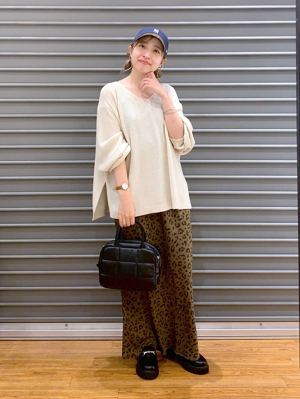 ホワイト系のニット/セーター、ブラック系のローファー、その他のスカートを着用したレディースの秋コーディネートの7枚目の写真