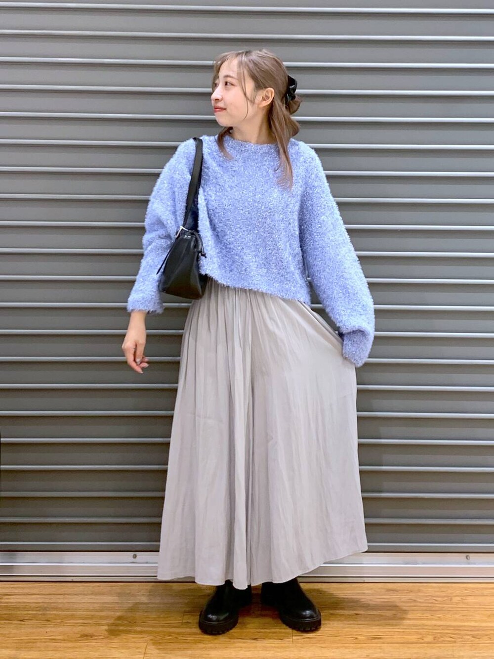 ブラック系のブーツ、ブラック系のショルダーバッグ、グレー系のその他パンツを着用したレディースの冬コーディネートの7枚目の写真