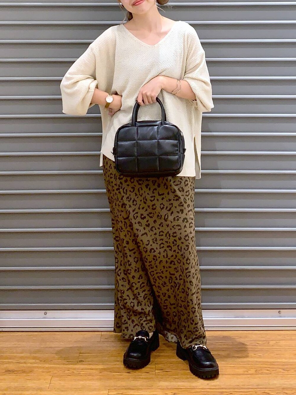 ホワイト系のニット/セーター、ブラック系のローファー、その他のスカートを着用したレディースの秋コーディネートの3枚目の写真