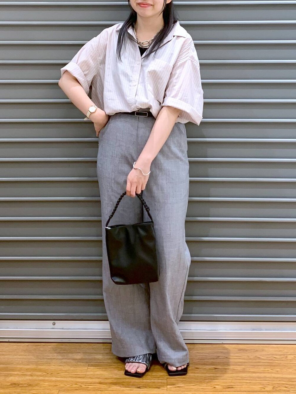 ピンク系のシャツ/ブラウス、グレー系のその他パンツ、ブラック系のショルダーバッグを着用したレディースの夏コーディネートの5枚目の写真