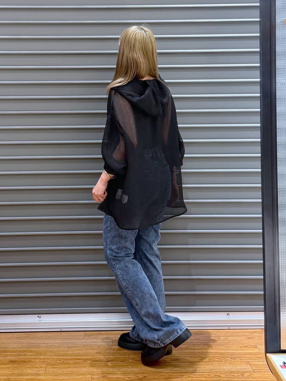 ブラック系のサンダル、ブルー系のデニムパンツ、グレー系のタンクトップを着用したレディースの春コーディネートの3枚目の写真