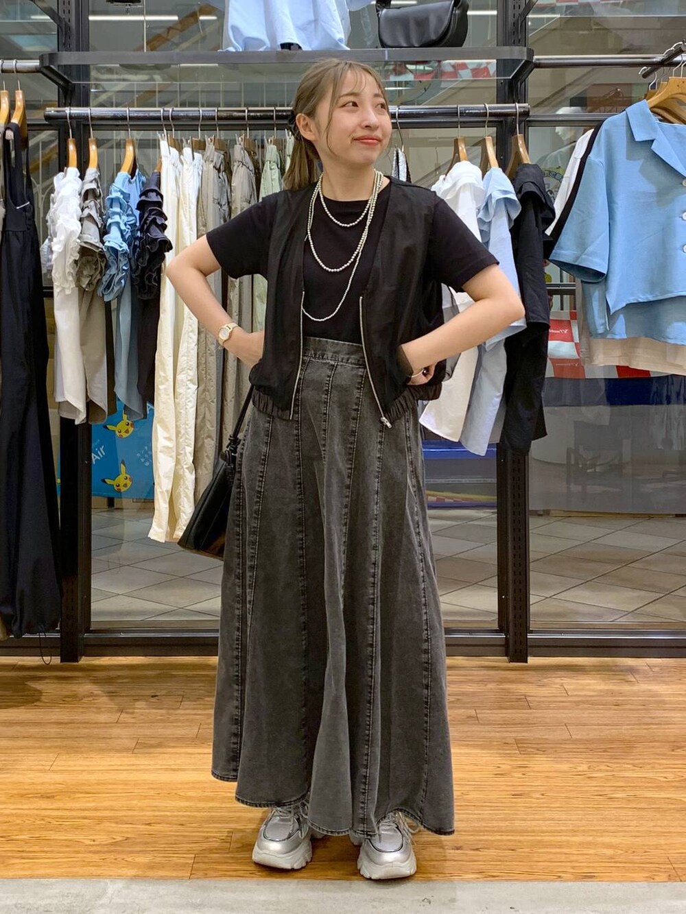 ブラック系のTシャツ/カットソー、グレー系のスカート、グレー系のその他アウターを着用したレディースの夏コーディネートの6枚目の写真