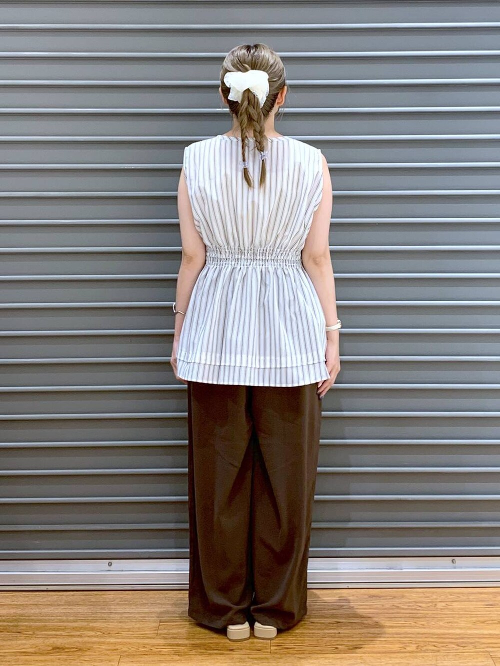 ブラウン系のその他パンツ、シルバー系のショルダーバッグ、ベージュ系のサンダルを着用したレディースの夏コーディネートの2枚目の写真