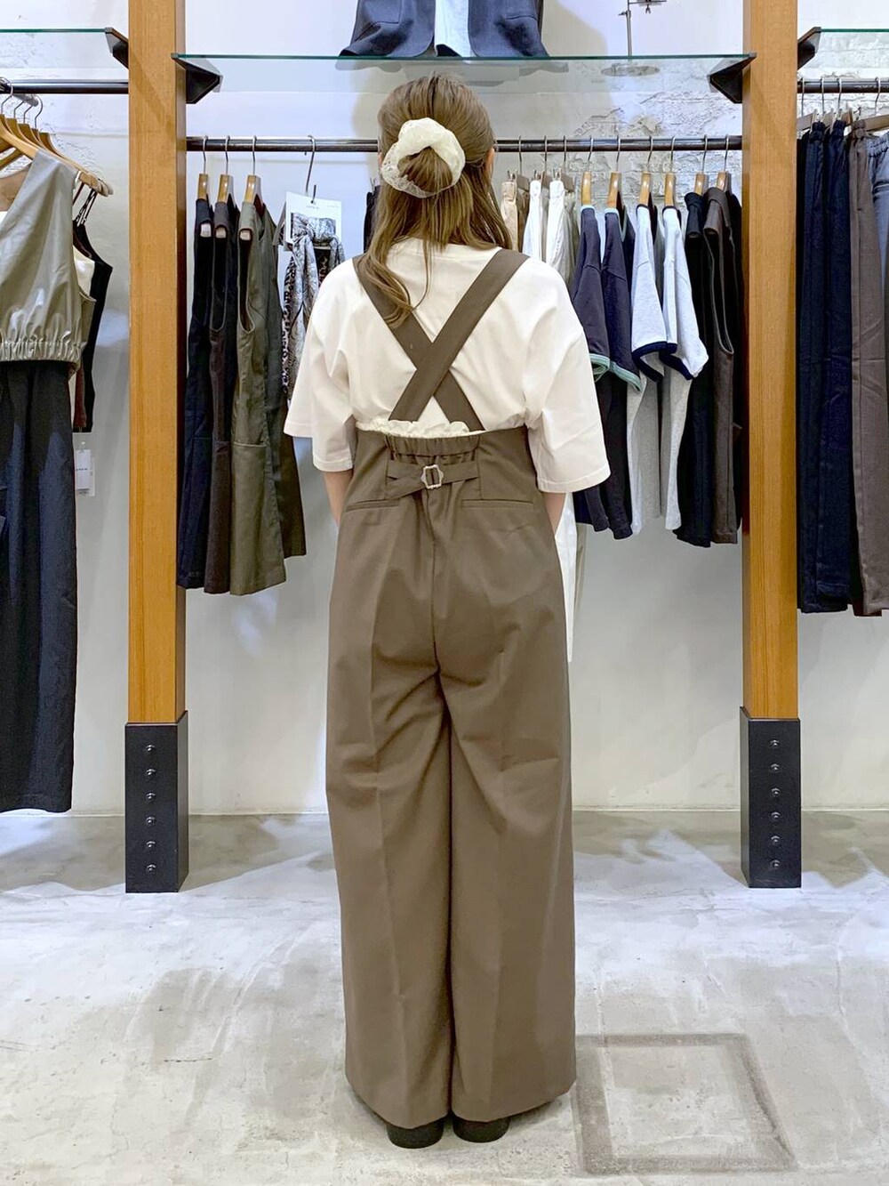 ブラック系のショルダーバッグ、ブラウン系のその他パンツ、ブラック系のサンダルを着用したレディースの秋コーディネートの2枚目の写真