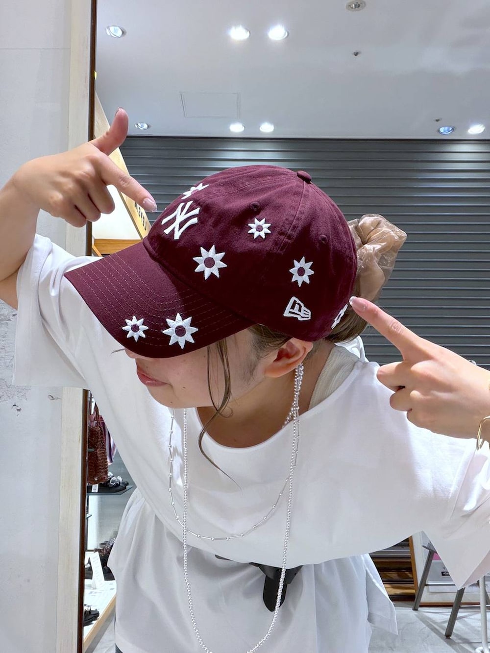 ホワイト系のTシャツ/カットソー、ホワイト系のサンダル、ブラック系のショルダーバッグを着用したレディースの夏コーディネートの2枚目の写真