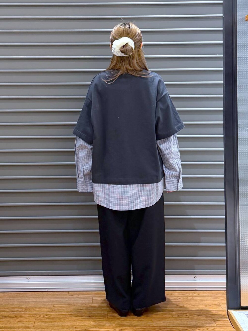 ブラック系のボストンバッグ、ブラック系のその他パンツ、ブラック系のパンプスを着用したレディースの春コーディネートの2枚目の写真