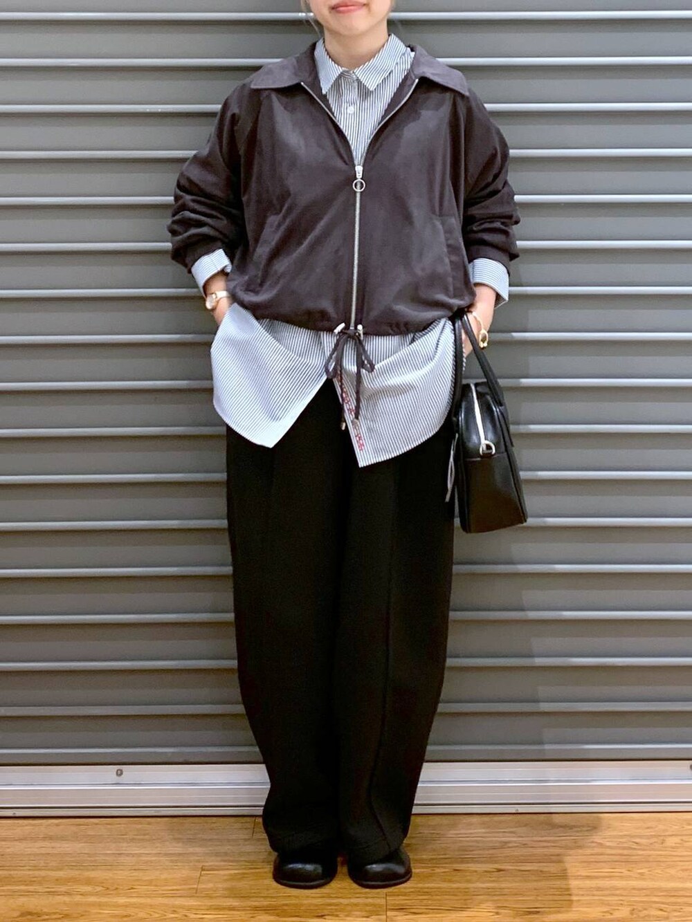 ブラック系のスウェットパンツ、ブラック系のその他シューズ、ブラック系のボストンバッグを着用したレディースの秋コーディネートの4枚目の写真