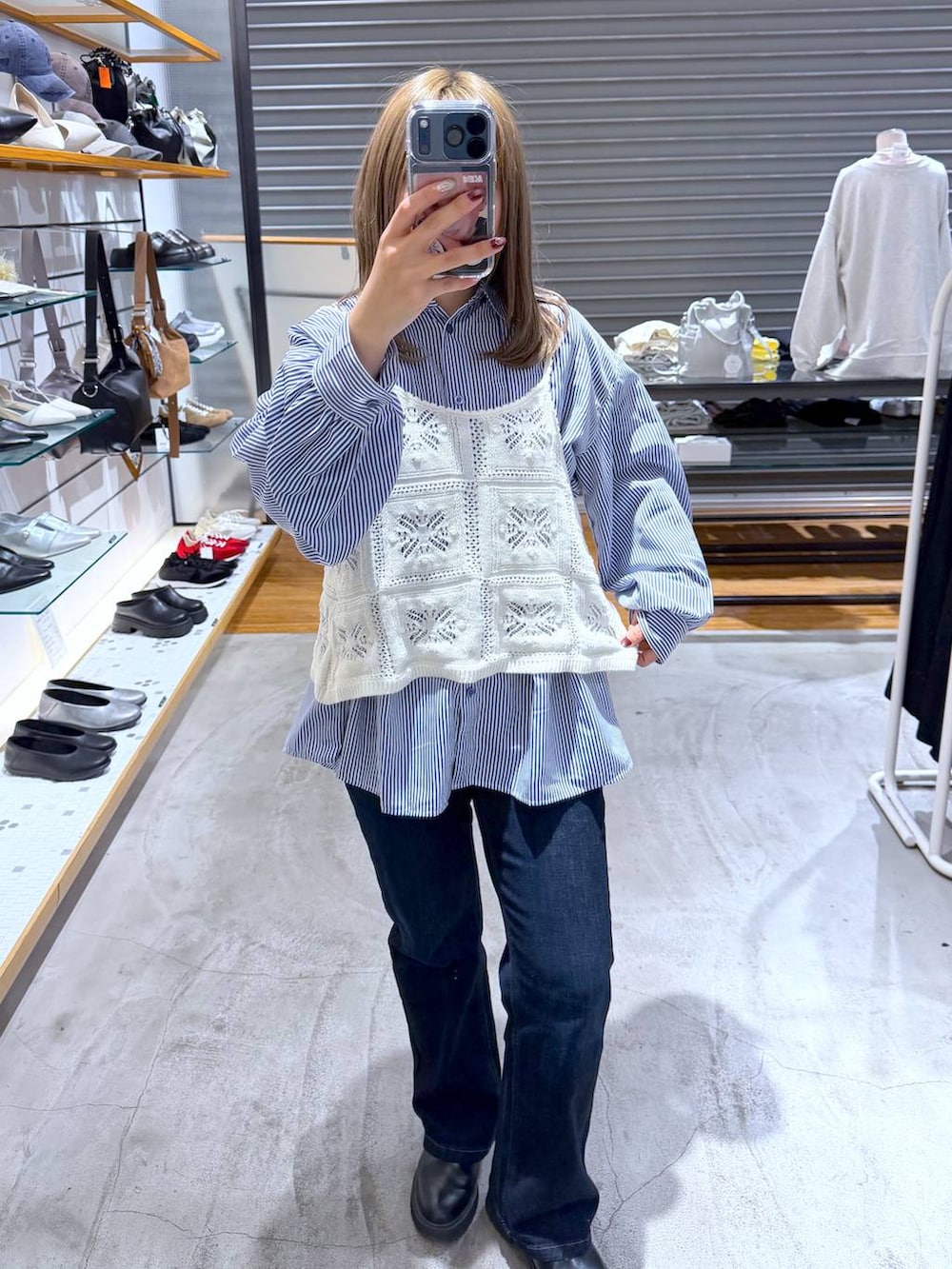 ブルー系のシャツ/ブラウス、ブルー系のデニムパンツ、ホワイト系のキャミソールを着用したレディースの春コーディネートの7枚目の写真