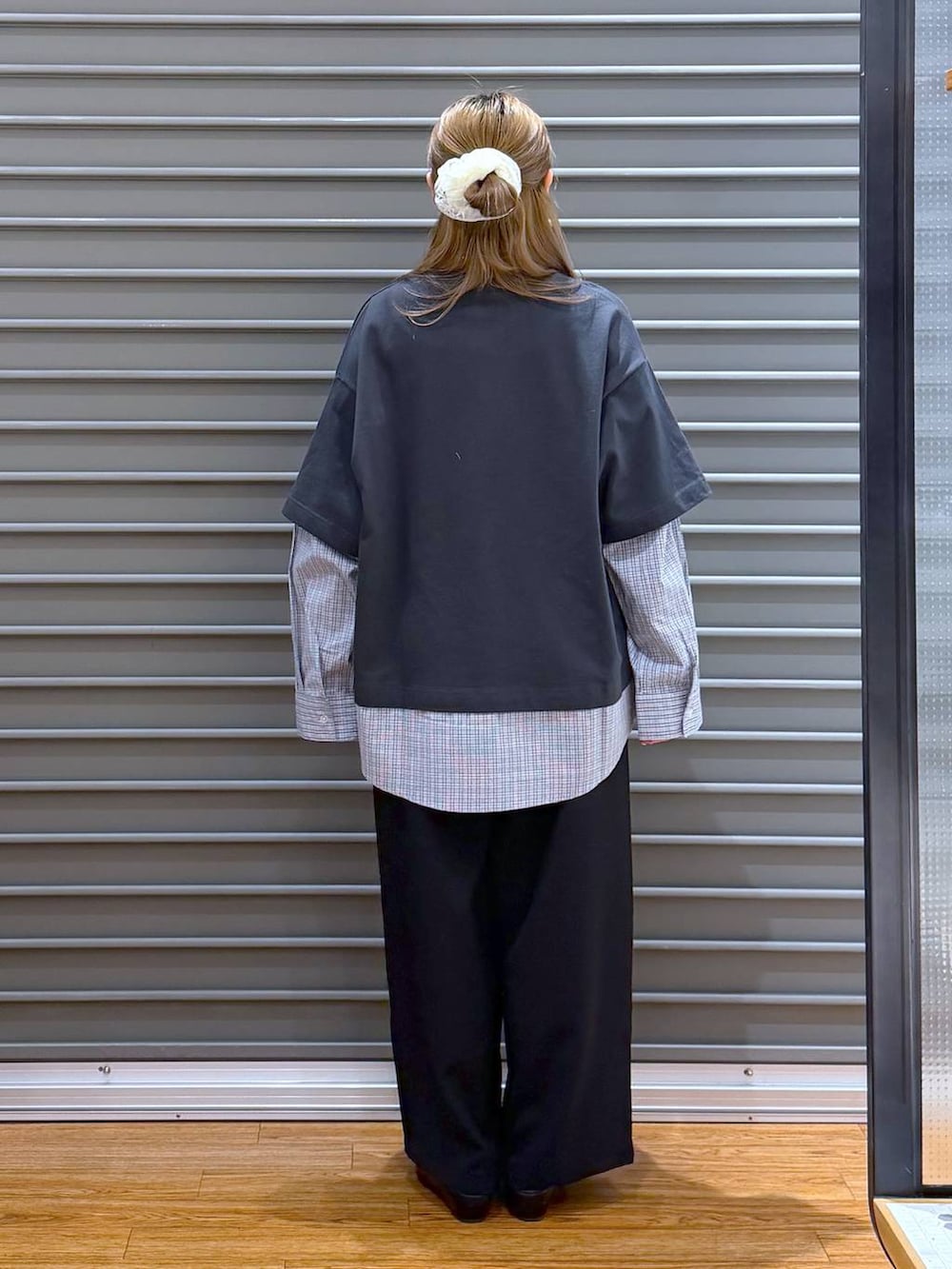 ブラック系のその他パンツ、グレー系のTシャツ/カットソー、ブラック系のパンプスを着用したレディースの春コーディネートの3枚目の写真