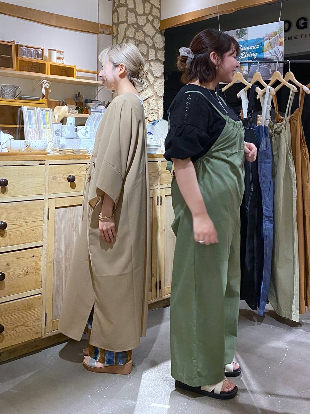 グリーン系のサロペット/オーバーオール、ベージュ系のサンダル、ベージュ系のワンピースを着用したレディースの春コーディネートの3枚目の写真