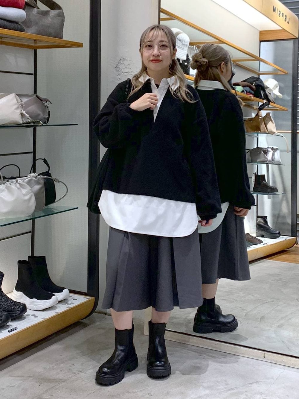 ブラック系のブーツ、ブラック系のトートバッグ、グレー系のその他パンツを着用したレディースの冬コーディネートの4枚目の写真