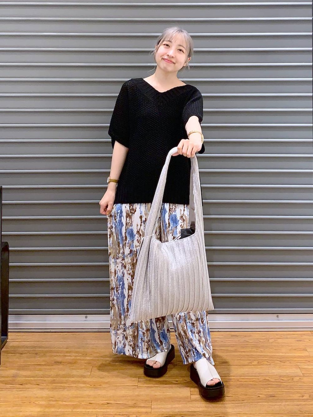 シルバー系のショルダーバッグ、ブルー系のその他パンツ、ホワイト系のサンダルを着用したレディースの春コーディネートの4枚目の写真