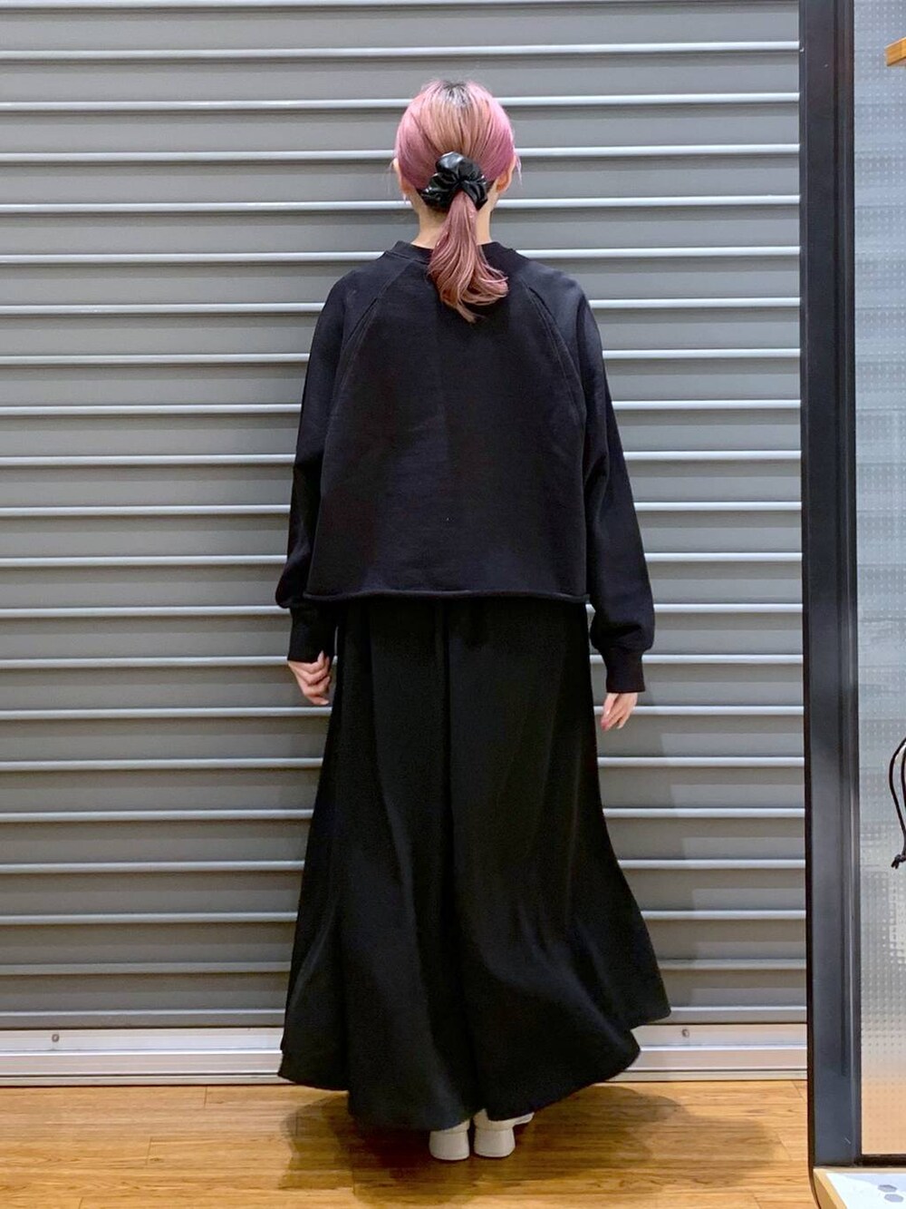 ホワイト系のショルダーバッグ、ホワイト系のブーツ、ブラック系のその他パンツを着用したレディースの秋コーディネートの2枚目の写真