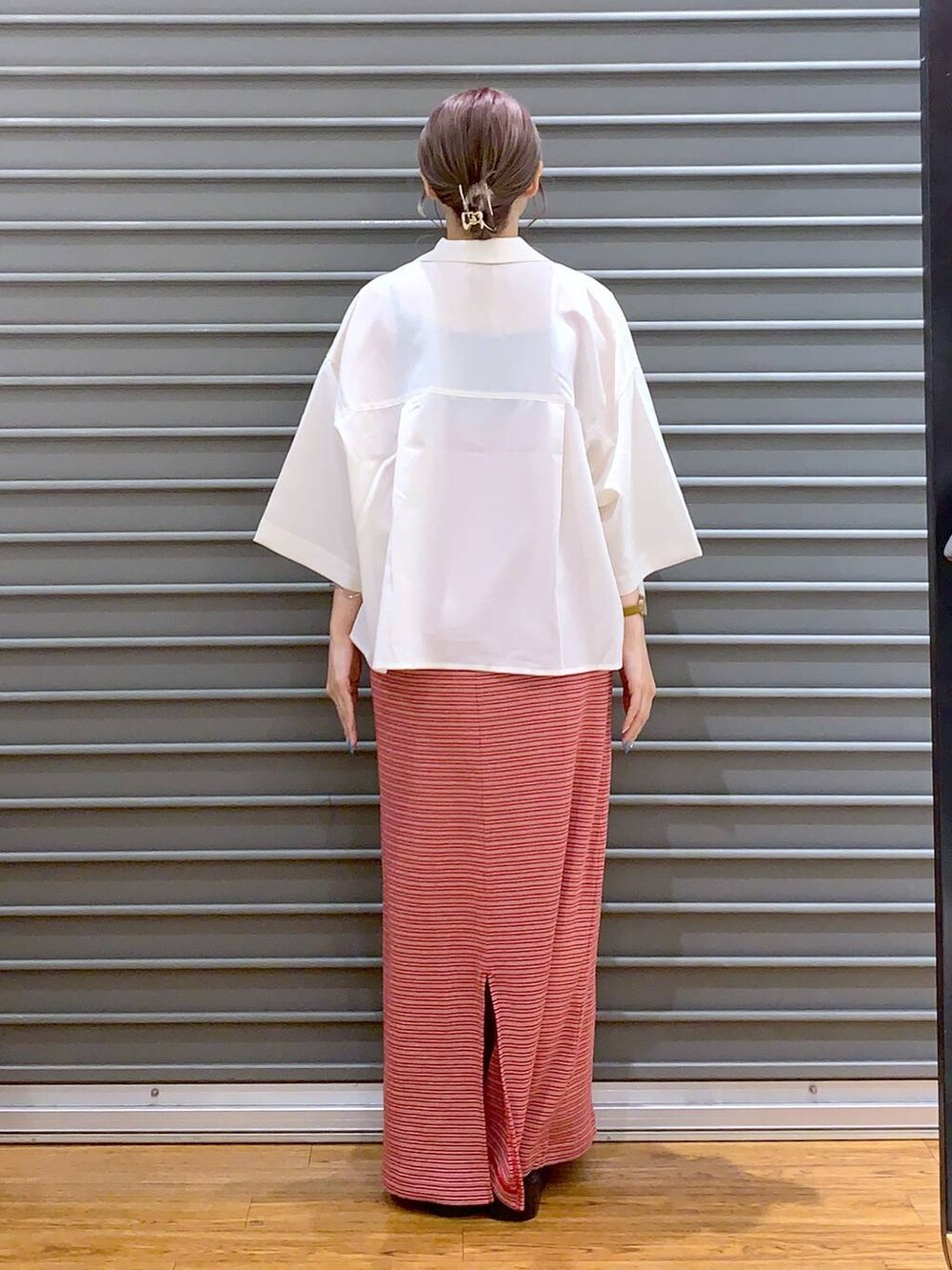 ホワイト系のシャツ/ブラウス、ブラック系のショルダーバッグ、レッド系のワンピースを着用したレディースの夏コーディネートの2枚目の写真