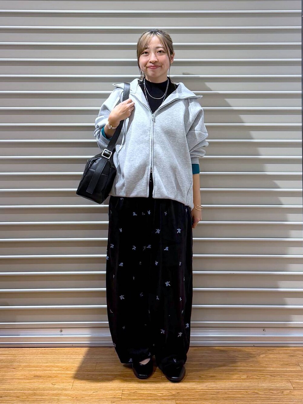 ブラック系のその他パンツ、グリーン系のニット/セーター、ブラック系のパンプスを着用したレディースの秋コーディネートの5枚目の写真