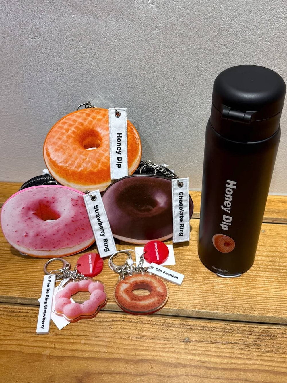 ピンク系のキーホルダー、ブラウン系のキーホルダー、ベージュ系のポーチを着用したレディースの冬コーディネートの8枚目の写真