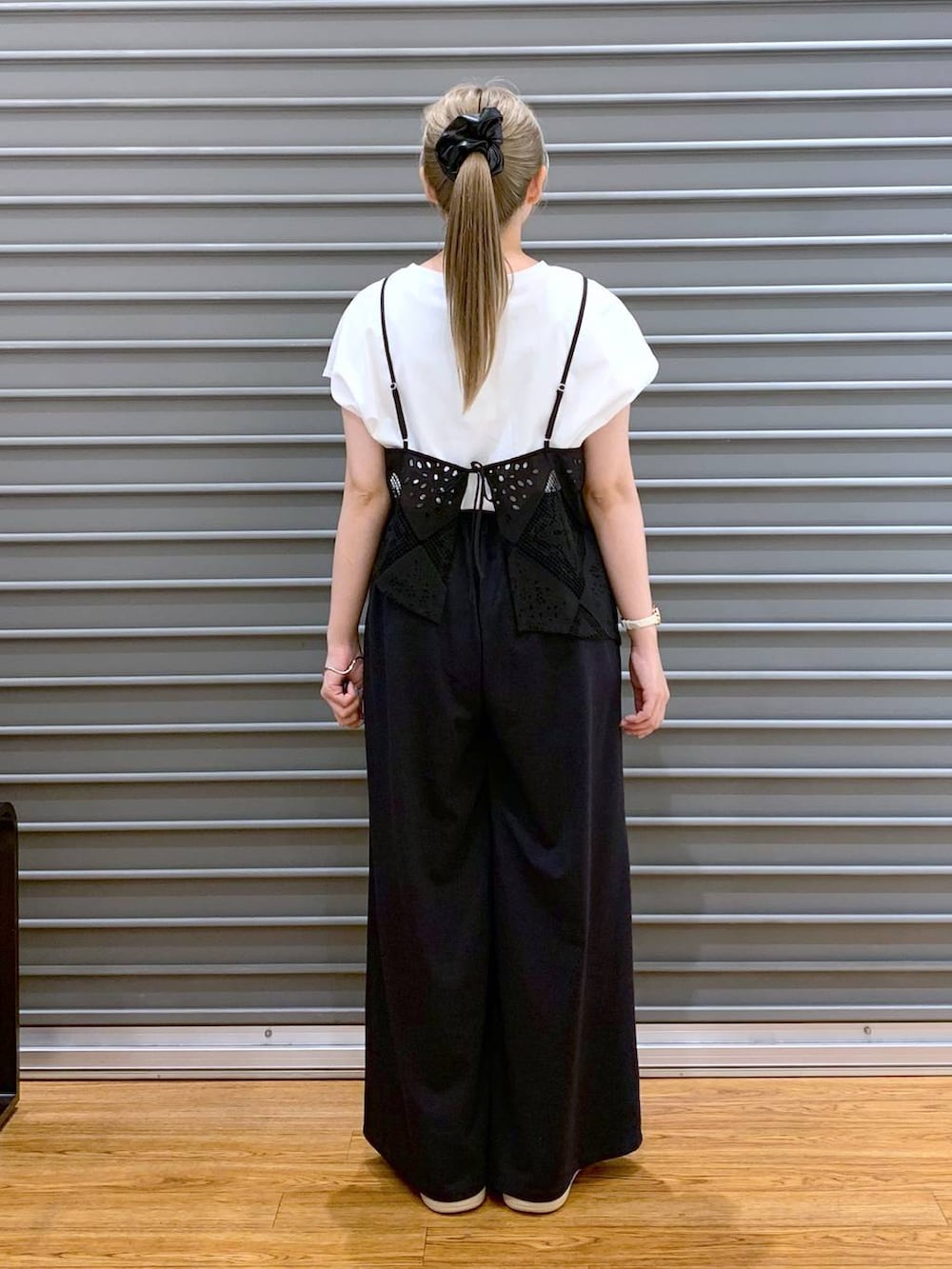 「ゆったり、ワイドパンツ、Tシャツ、サンダル、デート/ロマンティック、旅行、女子会、ベーシック/シンプル、20代_LEPSIM、おでかけ、低身長、カジュアル、きれいめ、休日コーデ、楽ちんコーデ」｜「LEPSIMの【PUMA／プーマ】MAYUPUFFYSD　290664（サンダル、ホワイト系）」を使った、daharalepsimさん（レディース・151cm）の夏コーディネートの2枚目の写真
