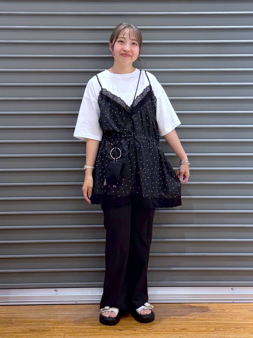 ホワイト系のサンダル、ブラック系のその他パンツ、シルバー系のブレスレットを着用したレディースの夏コーディネートの5枚目の写真