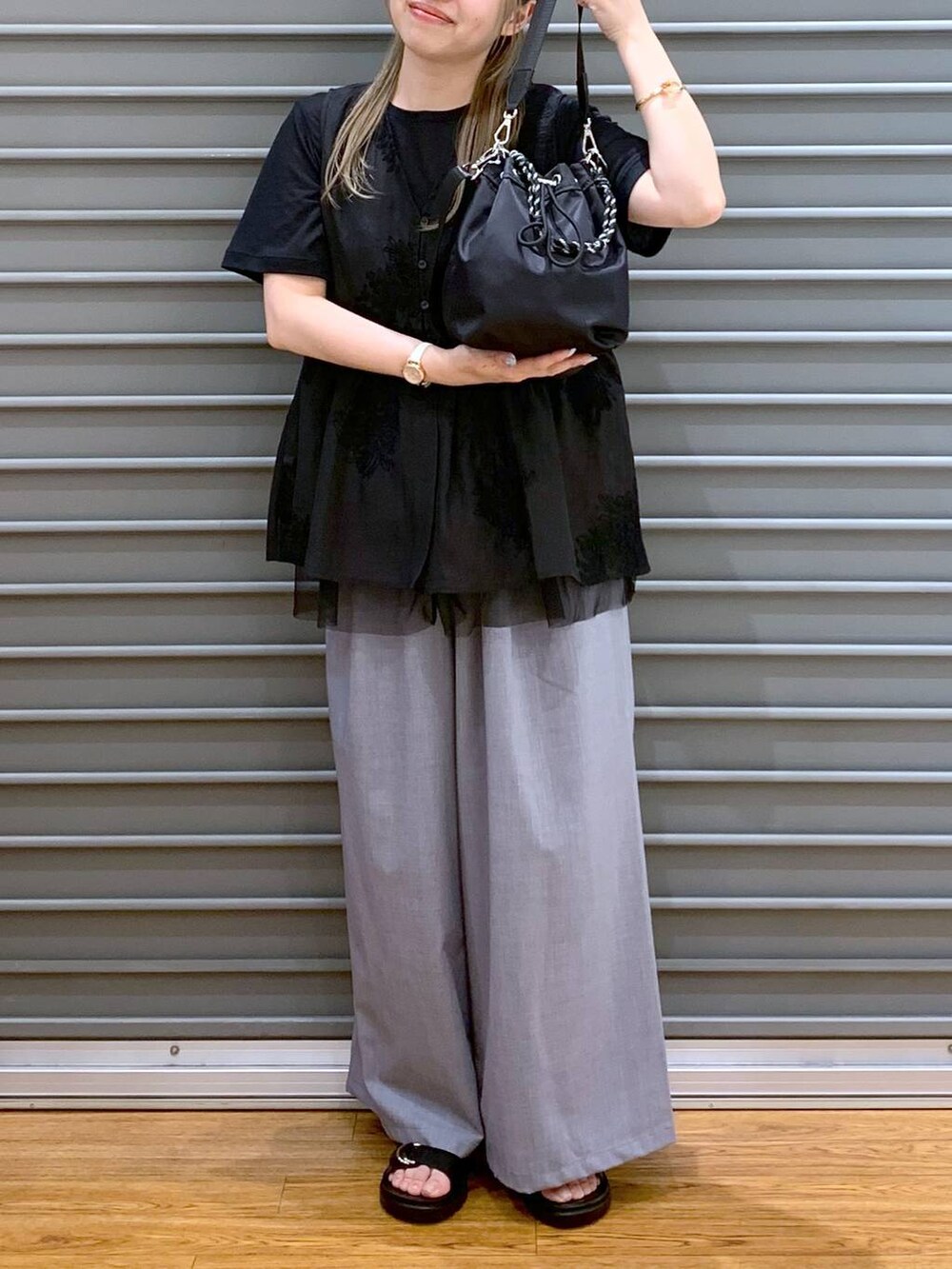 ブラック系のサンダル、グレー系のその他パンツ、ブラック系のショルダーバッグを着用したレディースの夏コーディネートの6枚目の写真