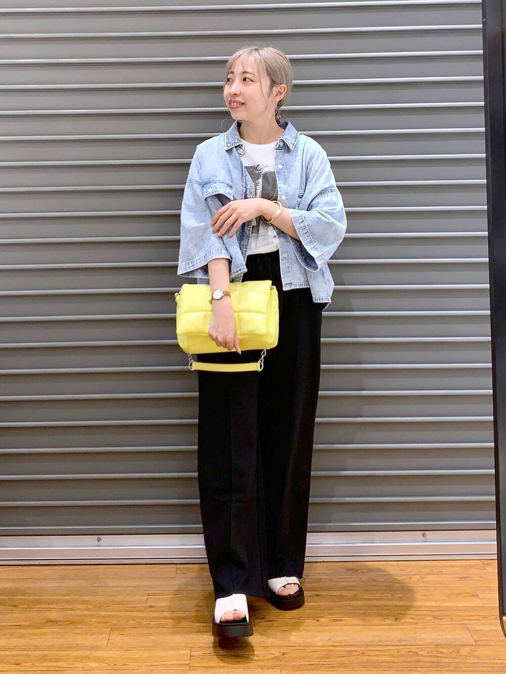 イエロー系のショルダーバッグ、ブルー系のシャツ/ブラウス、ホワイト系のサンダルを着用したレディースの春コーディネートの4枚目の写真
